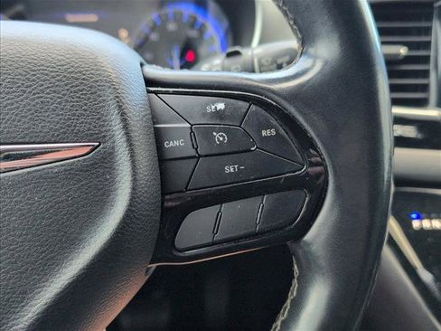 Used 2018 Chrysler Pacifica Touring-L Plus FWD image 15