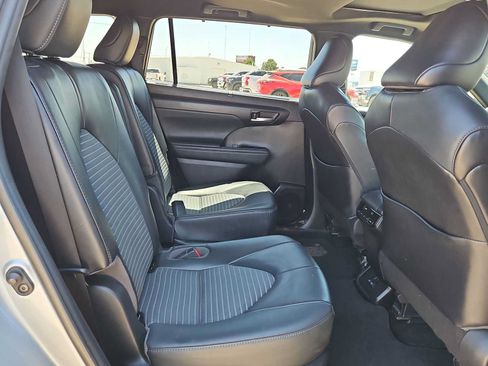 Used 2022 Toyota Highlander XSE FWD image 17