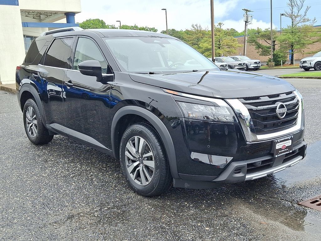 Used 2025 Nissan Pathfinder SL AWD/4WD image 3