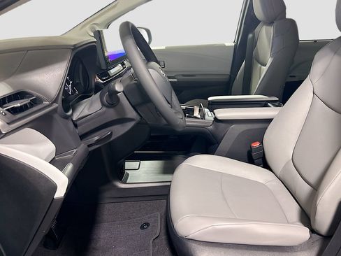 New 2026 Toyota Sienna XLE FWD image 21