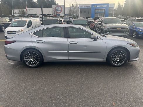 Used 2023 Lexus ES 300h w/ Premium Package image 4