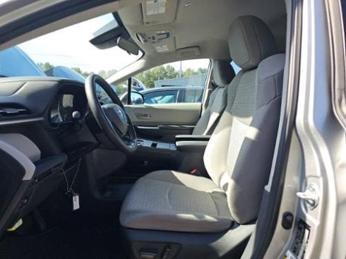 Used 2024 Toyota Sienna LE AWD/4WD image 4