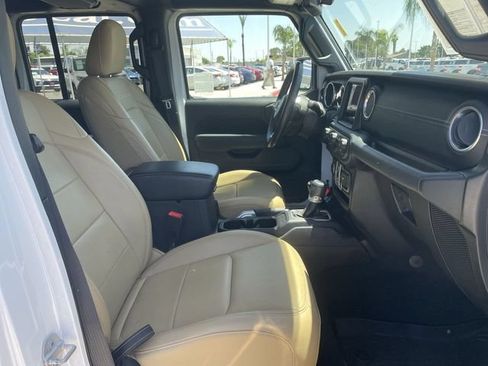 Used 2018 Jeep Wrangler Unlimited Sahara AWD/4WD image 28