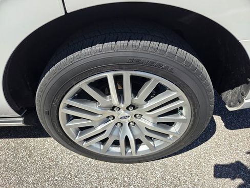 Used 2023 Ford Expedition Platinum image 4