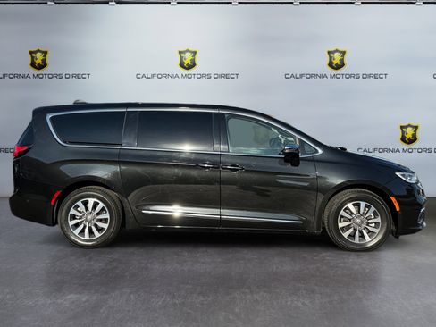 Used 2022 Chrysler Pacifica Limited w/ Uconnect Theater Family Group image 6