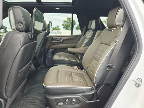 Used 2025 GMC Yukon Denali Ultimate AWD/4WD image 10