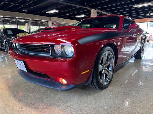 Used 2014 Dodge Challenger R/T RWD image 3