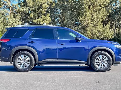 Used 2022 Nissan Pathfinder SL w/ Cargo Package image 3