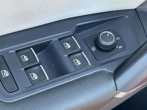 Used 2018 Volkswagen Tiguan SEL AWD/4WD image 16