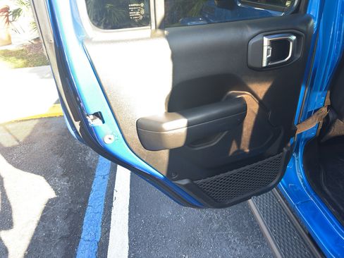 Used 2021 Jeep Gladiator Sport image 27