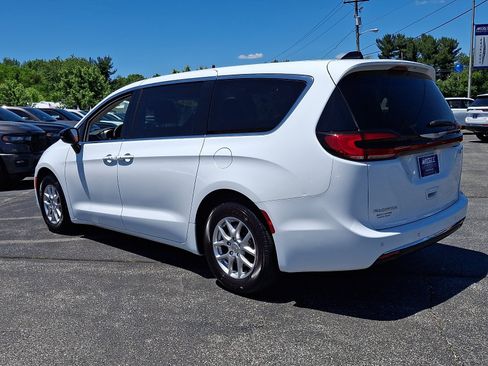 Used 2024 Chrysler Pacifica Touring-L FWD image 4