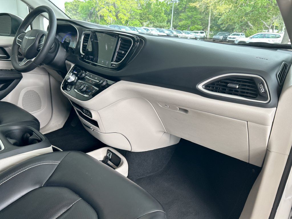 Used 2023 Chrysler Pacifica Touring-L FWD image 29