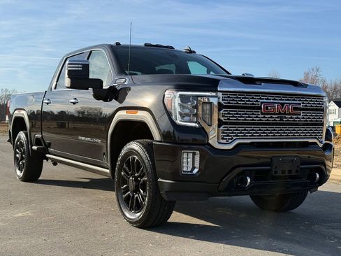Used 2021 GMC Sierra 2500 Denali w/ Denali Black Diamond Edition image 2