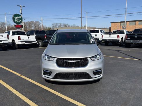 Used 2024 Chrysler Pacifica Touring-L image 18