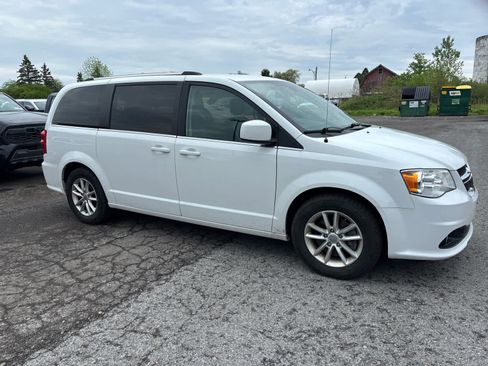 Used 2020 Dodge Grand Caravan SXT w/ Driver Convenience Group FWD image 4