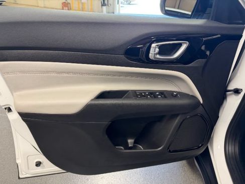 Used 2025 Jeep Compass Limited AWD/4WD image 9