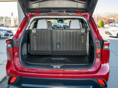 Certified 2025 Toyota Highlander XLE image 6