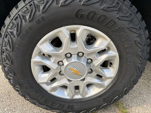 Used 2025 Chevrolet Silverado 2500 LT AWD/4WD image 9