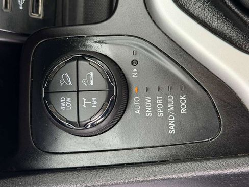 Used 2018 Jeep Cherokee Trailhawk w/ Quick Order Package 27L AWD/4WD image 17