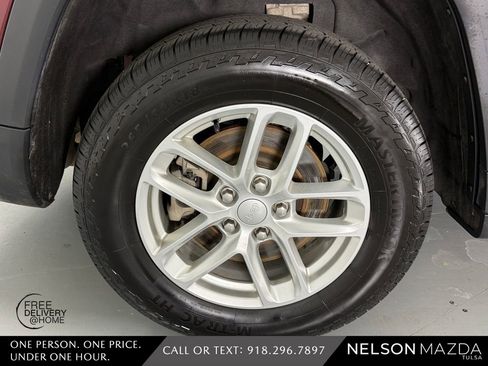 Used 2023 Jeep Grand Cherokee L Laredo image 13