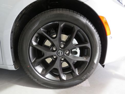 New 2026 Chrysler Pacifica Select w/ S Appearance Package image 10