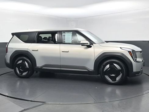 Used 2024 Kia EV9 Light RWD image 6