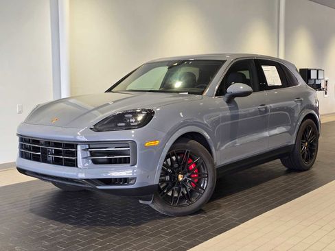 Used 2024 Porsche Cayenne S image 1