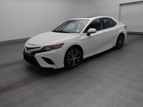 Used 2020 Toyota Camry SE image 2