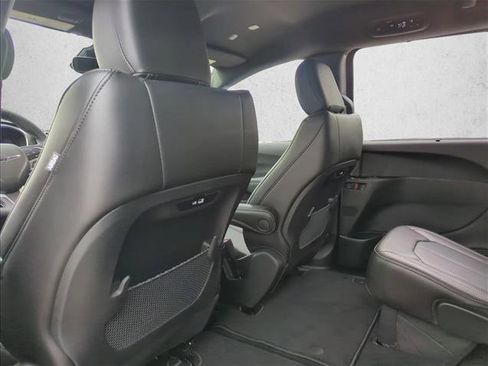 Used 2025 Chrysler Pacifica Select image 19