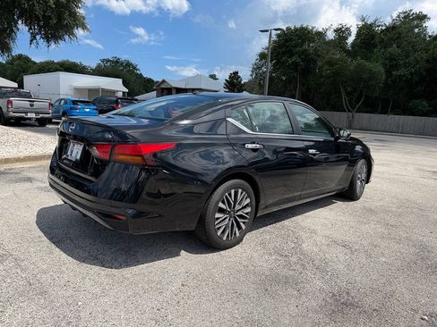 Used 2024 Nissan Altima 2.5 SV FWD image 9