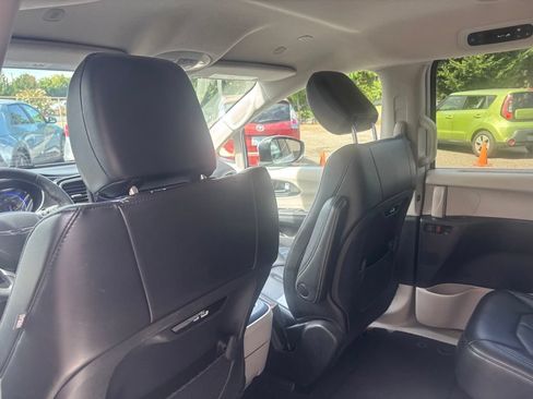 Used 2023 Chrysler Pacifica Touring-L FWD image 20