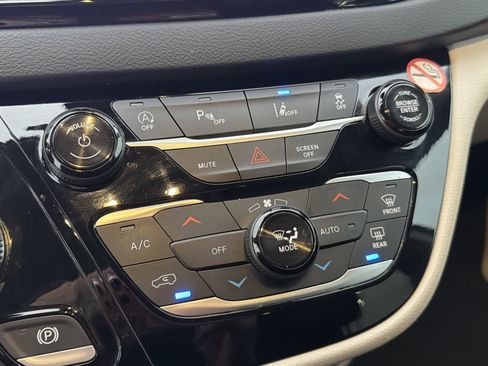 Used 2024 Chrysler Pacifica Touring-L image 32