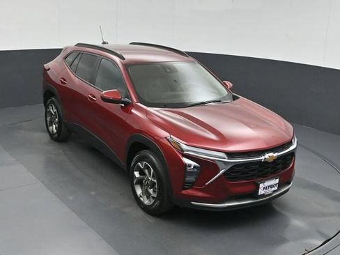 Used 2025 Chevrolet Trax LT FWD image 37