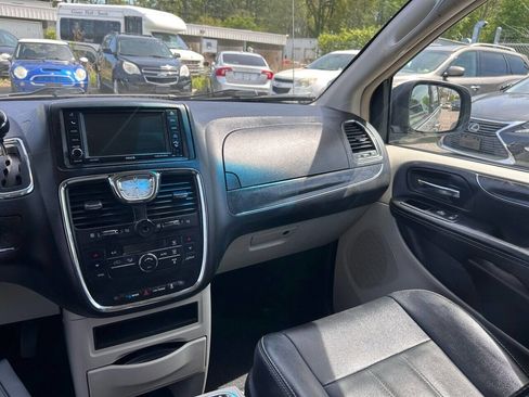 Used 2015 Chrysler Town & Country Touring image 14