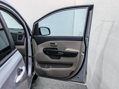 Used 2019 Kia Sedona LX image 18