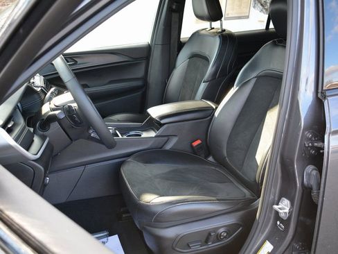 Used 2024 Jeep Grand Cherokee L Altitude image 9