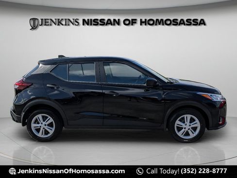 Certified 2025 Nissan Kicks Play S FWD image 2