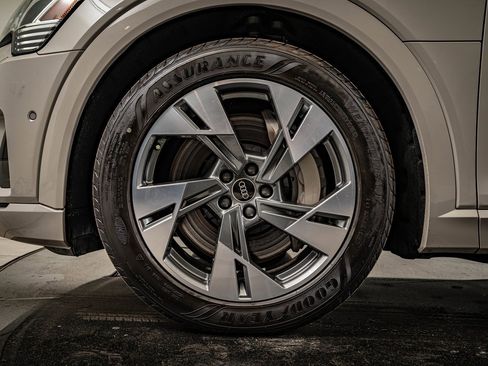 Used 2021 Audi e-tron Premium w/ Convenience Plus Package image 13