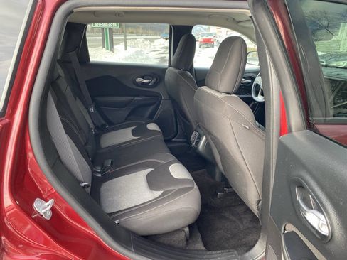 Used 2016 Jeep Cherokee Sport image 13