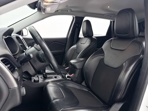Used 2019 Jeep Cherokee Latitude Plus w/ Comfort/Convenience Group AWD/4WD image 20