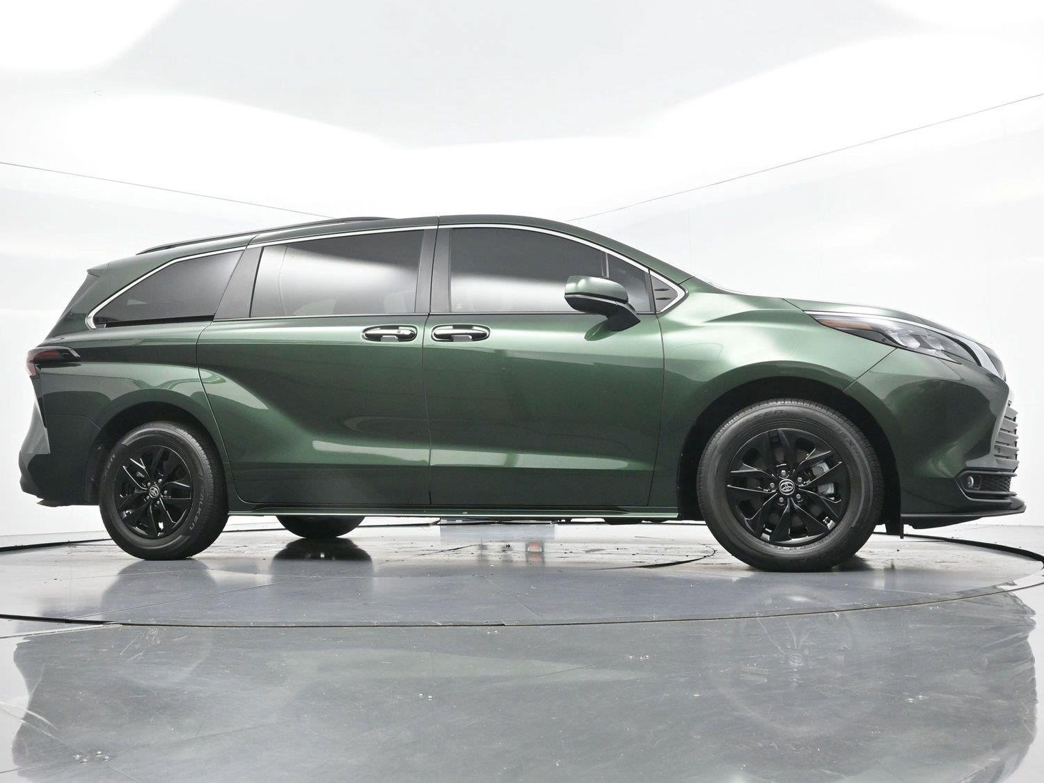 Used 2025 Toyota Sienna XLE FWD image 48