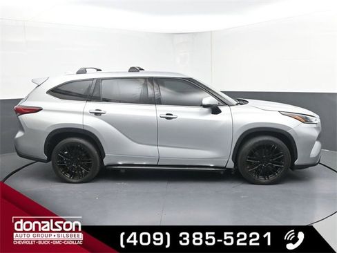 Used 2021 Toyota Highlander XLE image 2