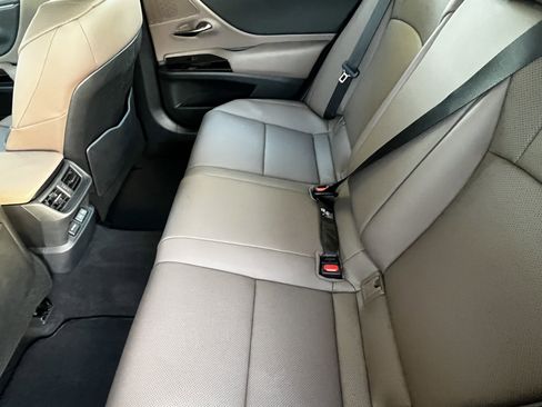 Certified 2025 Lexus ES 300h w/ Premium Package image 30