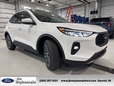 New 2025 Ford Escape SE w/ Class II Trailer Tow Package FWD image 12