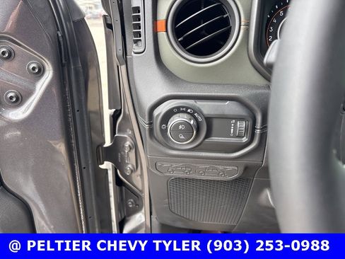 Used 2025 Jeep Gladiator Mojave image 13