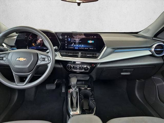 Used 2025 Chevrolet Trax LT FWD image 16
