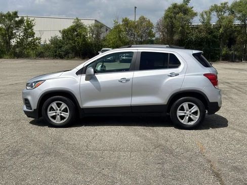Used 2018 Chevrolet Trax LT w/ LT Convenience Package FWD image 2