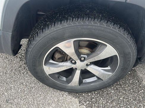 Used 2019 Jeep Cherokee Limited AWD/4WD image 34