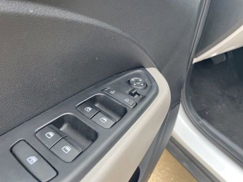 Used 2025 Hyundai Venue SEL FWD image 12