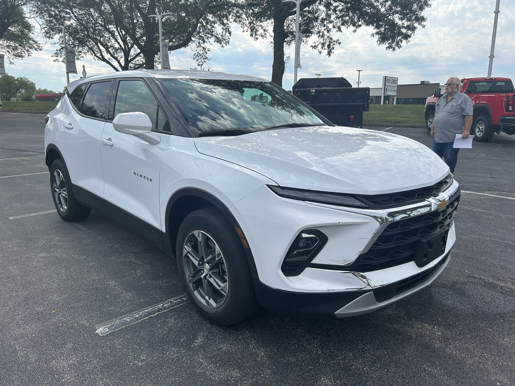 Used 2025 Chevrolet Blazer LT FWD image 3